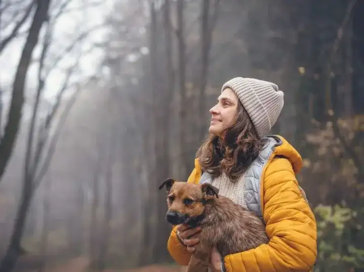 Jaką czapkę wybrać do musztardowej kurtki? Praktyczne porady i inspiracje