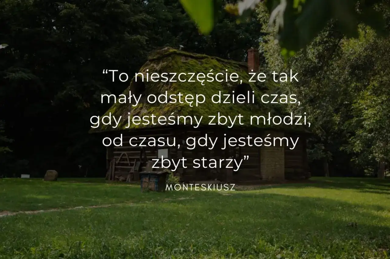 Drewniana chata kryta strzechą na tle zielonego lasu, z cytatem o czasie.