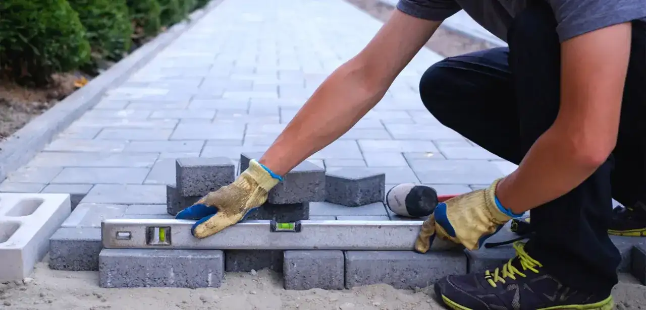 Układanie kostki brukowej: Poradnik krok po kroku dla trwałości