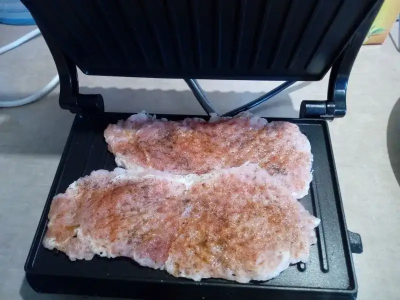 Schabowy z grilla elektrycznego – prosty przepis na soczyste danie