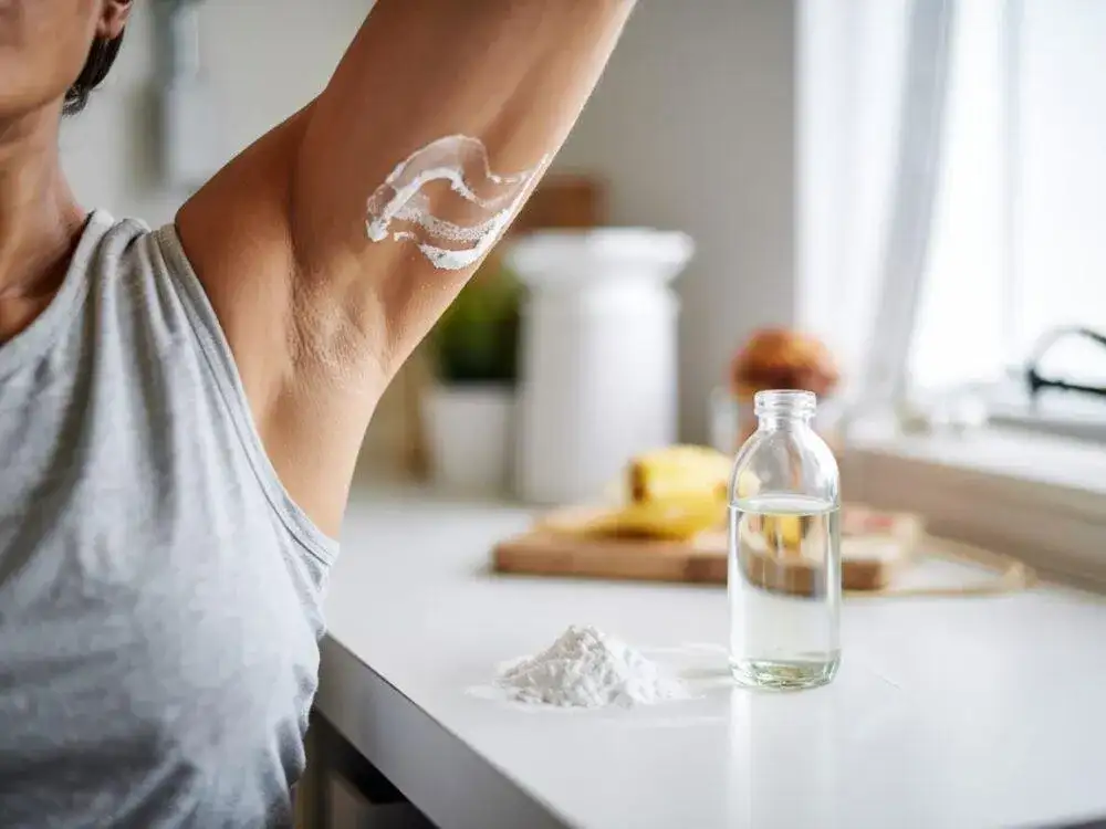 Jak usunąć białe plamy po dezodorancie? Domowe i skuteczne sposoby