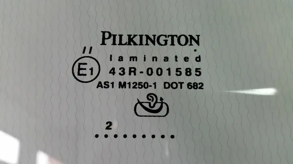 Oznaczenia Szyb Samochodowych: Co Oznaczają i Jak Je Czytać?