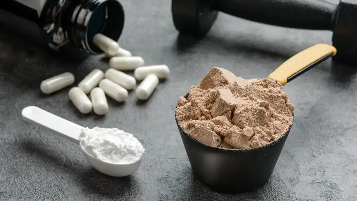 Suplementy w treningu siłowym: Co działa, a co to mit?