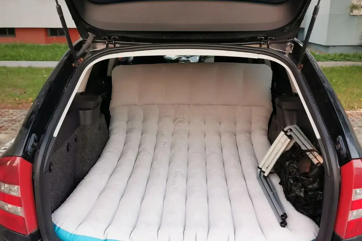 Nadmuchiwany materac w bagażniku to alternatywa, gdzie szukać noclegu w Chorwacji, gdy brakuje wolnych miejsc.