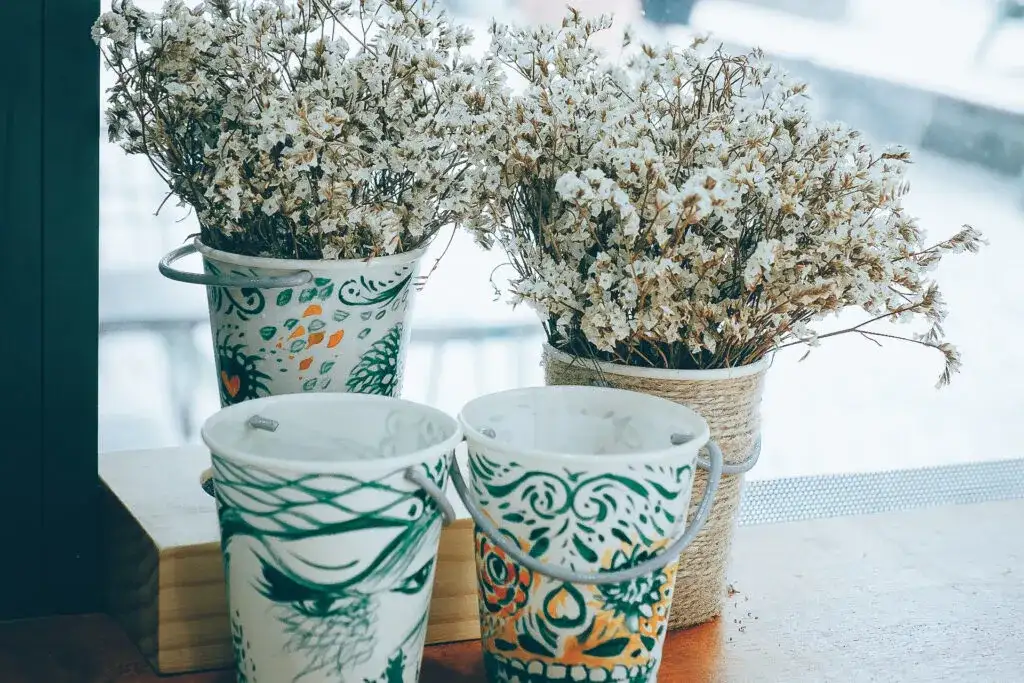 Jak ozdobić parapet w sypialni, by stał się stylową przestrzenią?