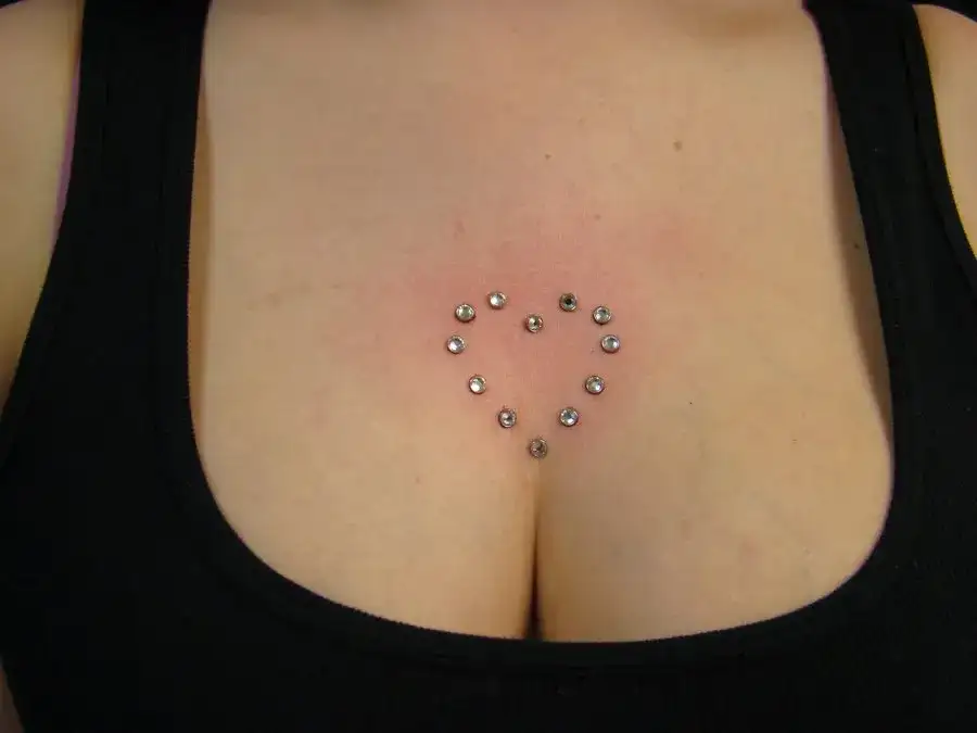 Ile kosztuje kolczyk między piersiami? Planuj budżet bez niespodzianek