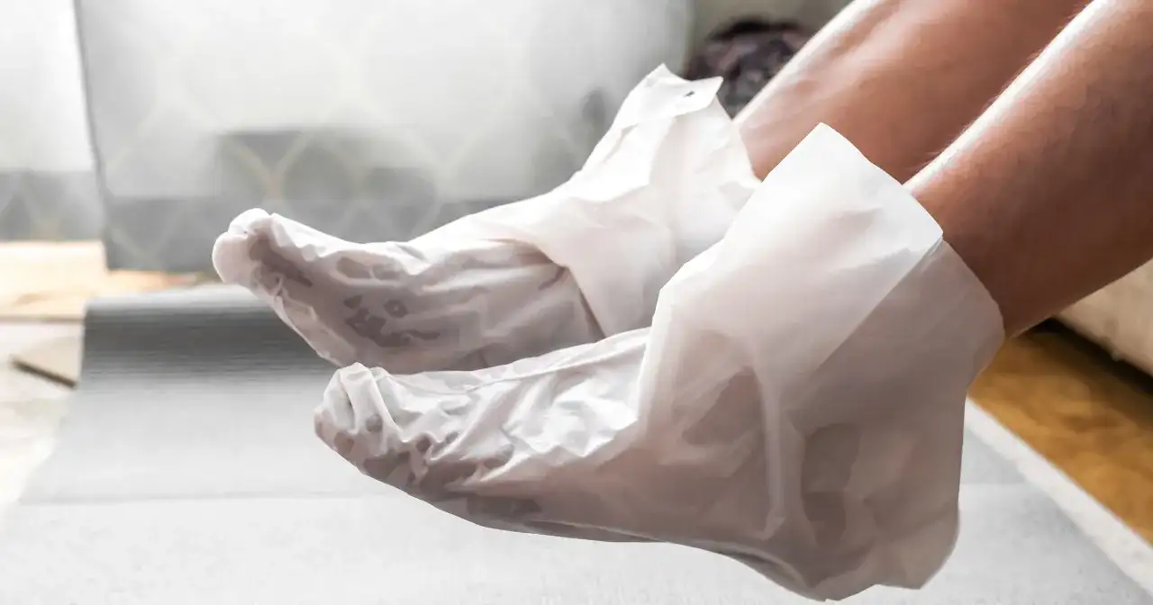 Skarpetki złuszczające: jak działają i jak ich bezpiecznie używać?