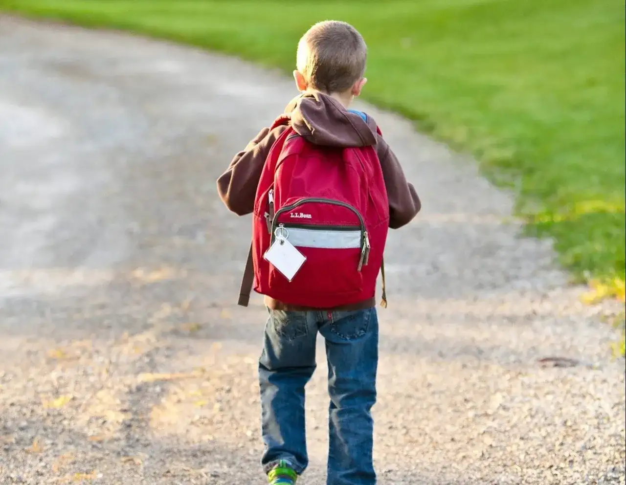 Co zabrać na wycieczkę szkolną? Spakuj dziecko bez stresu!