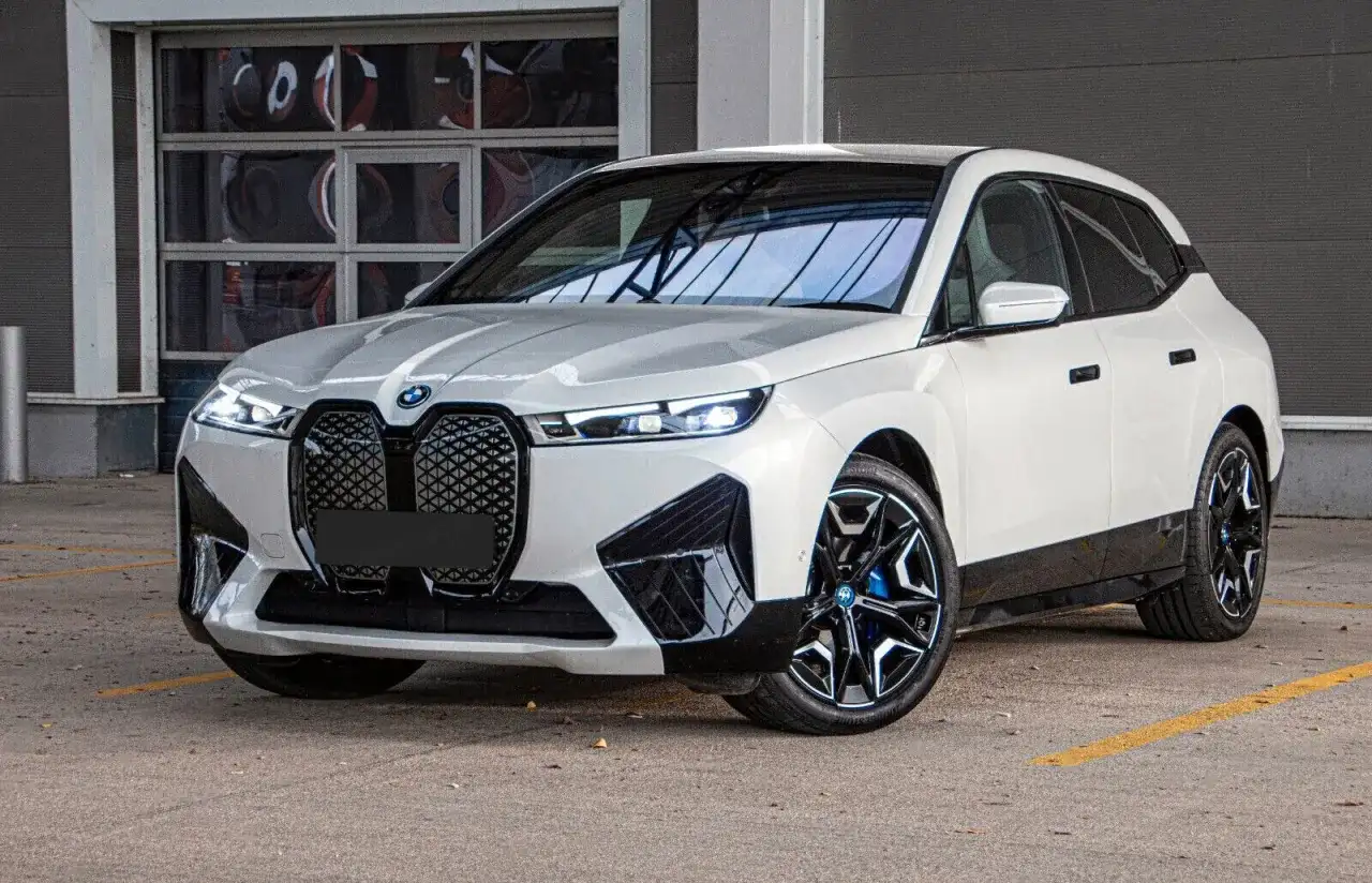 BMW iX cena: Cennik, leasing, używane. Czy warto kupić?