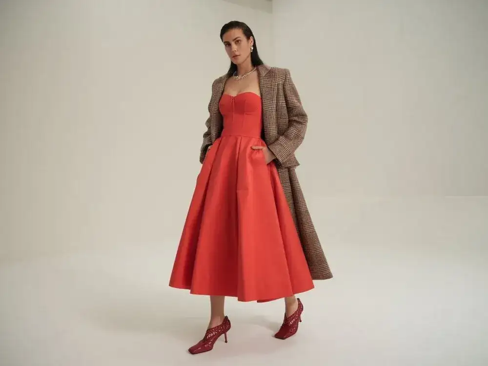 Czerwona sukienka: Jakie buty? Kompletny poradnik ekspertki