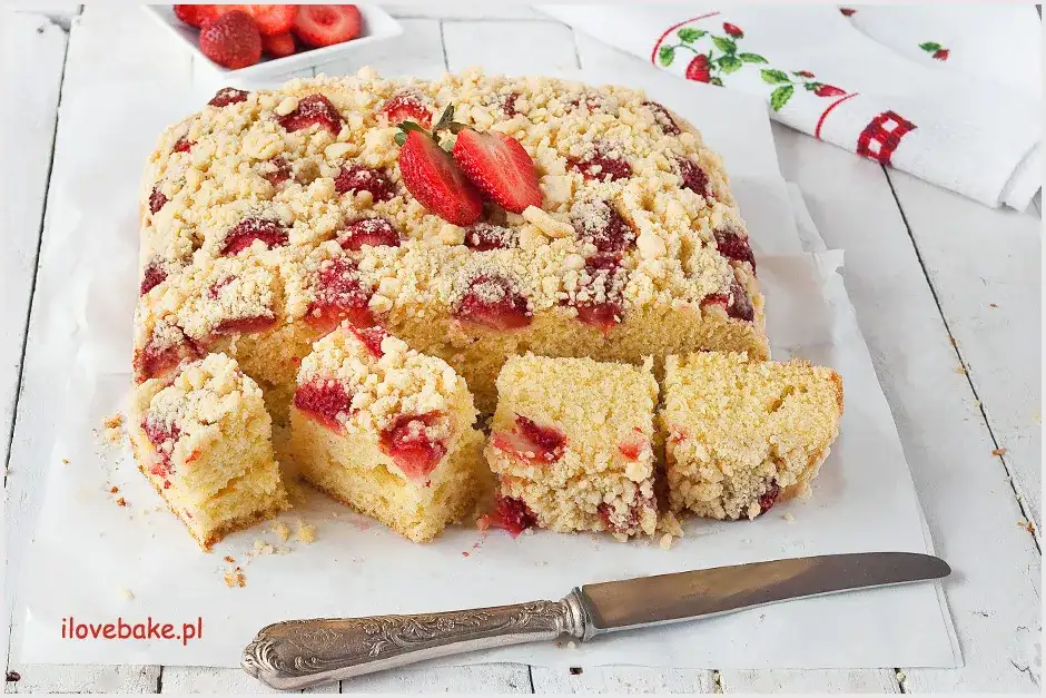 Puszyste ciasto drożdżowe z owocami: przepis krok po kroku