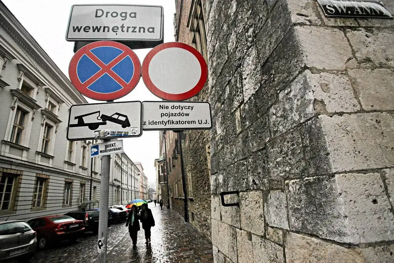 Znaki drogowe informują o zakazach na drodze wewnętrznej. Uważaj na przepisy!