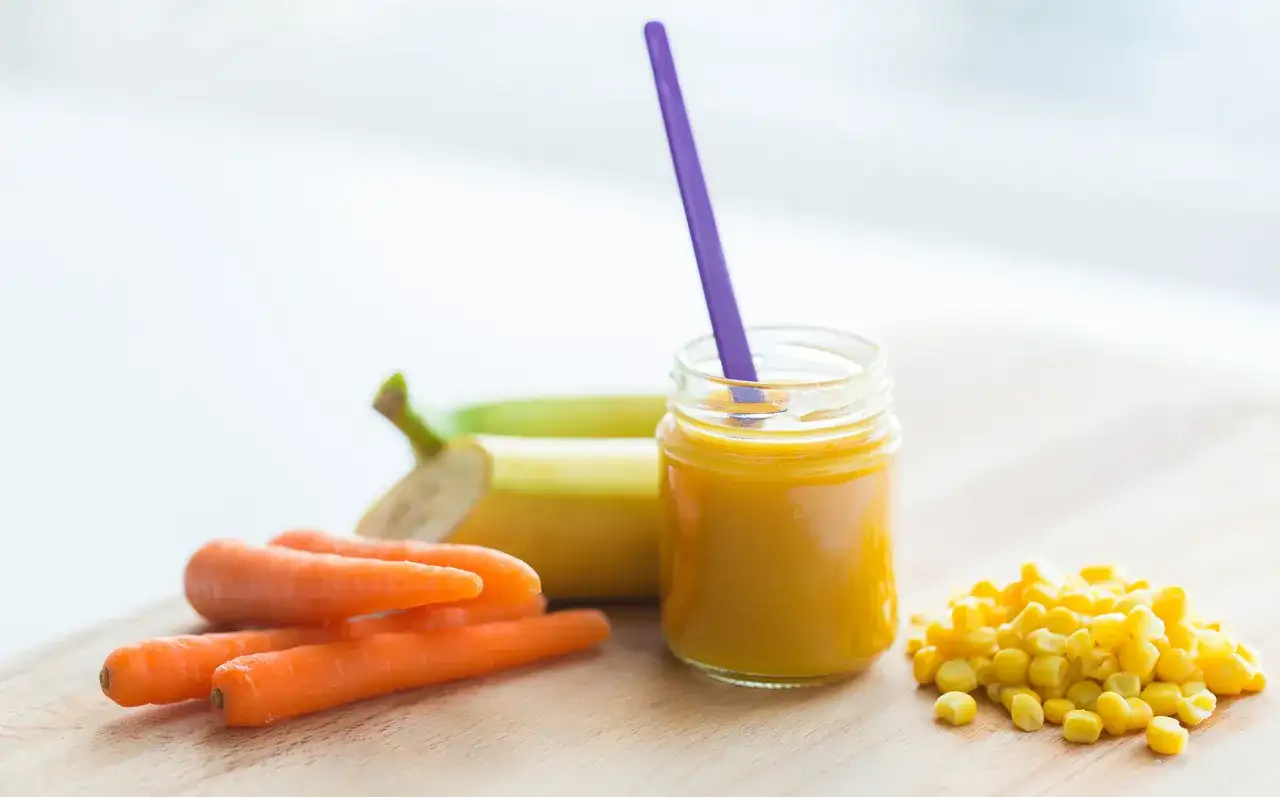 Kiedy rozszerzać dietę niemowlaka karmionego sztucznie, aby uniknąć problemów?