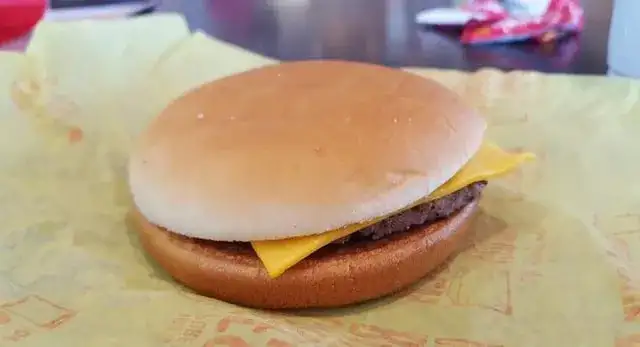 Ile kosztuje hamburger w McDonald's? Ceny w różnych lokalizacjach