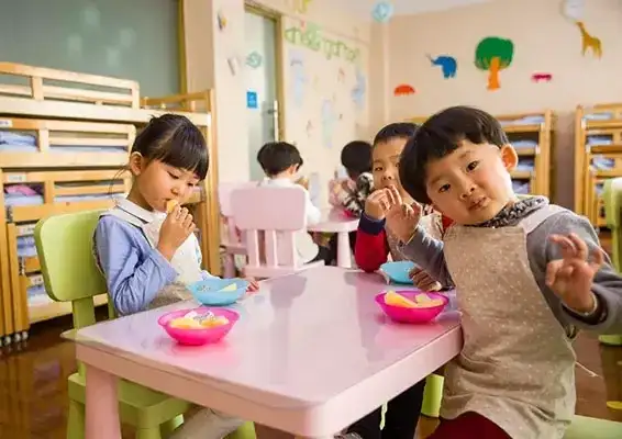 Jak biura podróży liczą wiek dziecka i co to oznacza dla cen?