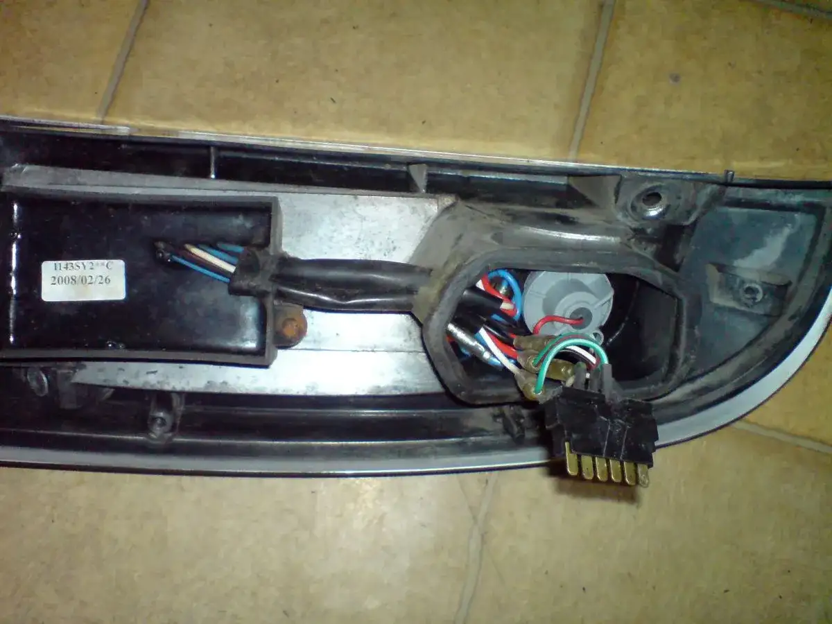 Jak wymienić żarówki w konsoli Opla Corsa B - proste kroki i porady