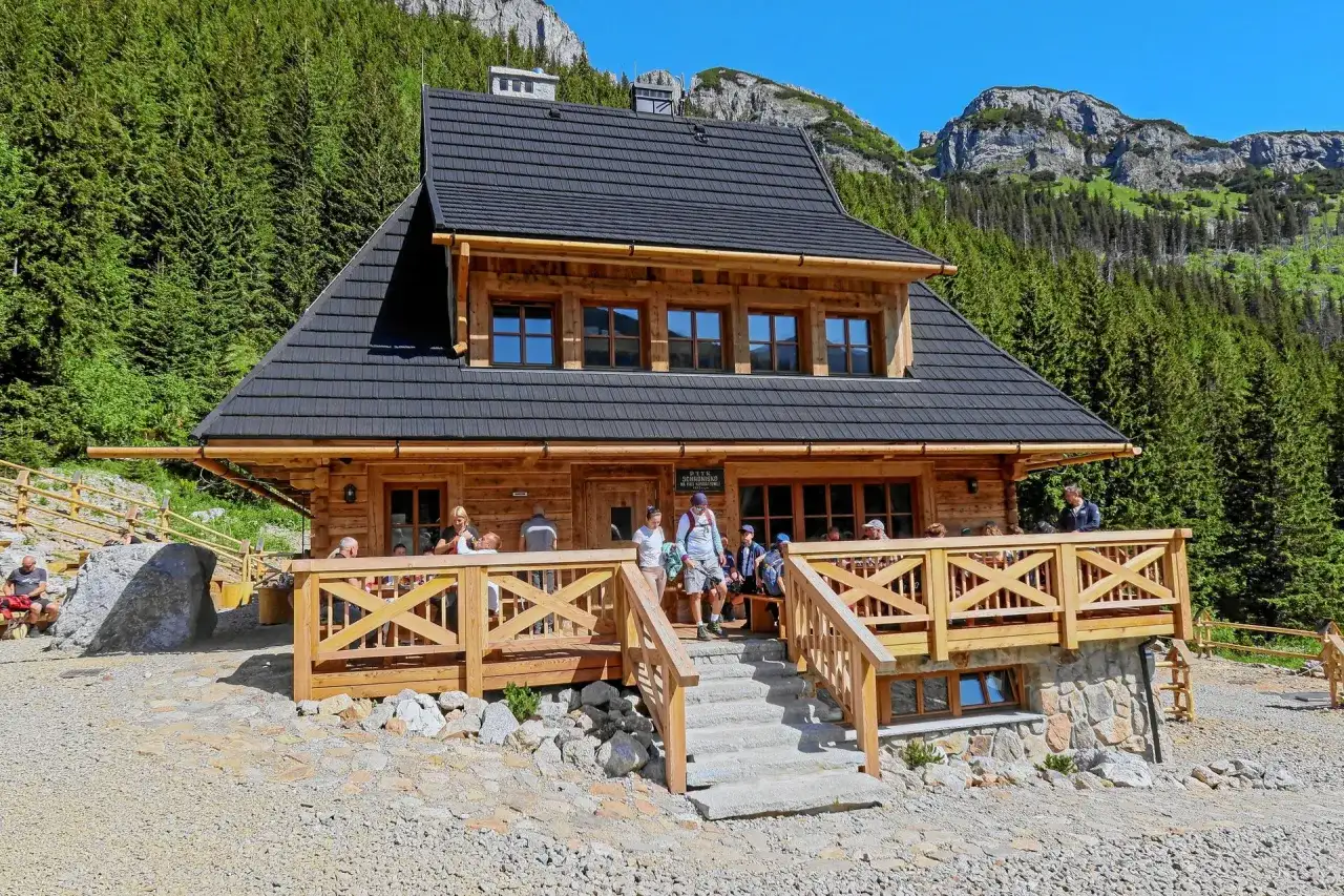 Czy schronisko może odmówić noclegu? Poznaj ważne zasady i sytuacje