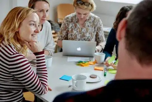Rozmowa z nauczycielem: Jak pytać o dziecko i budować relacje