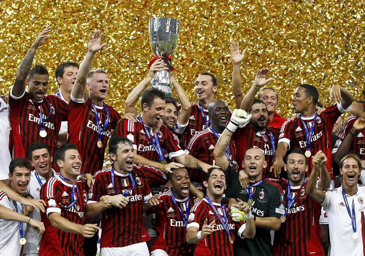 Piłkarze Milanu świętują z pucharem, a złote konfetti sypie się wokół. Ile razy AC Milan wygrał Ligę Mistrzów? Siedem razy!