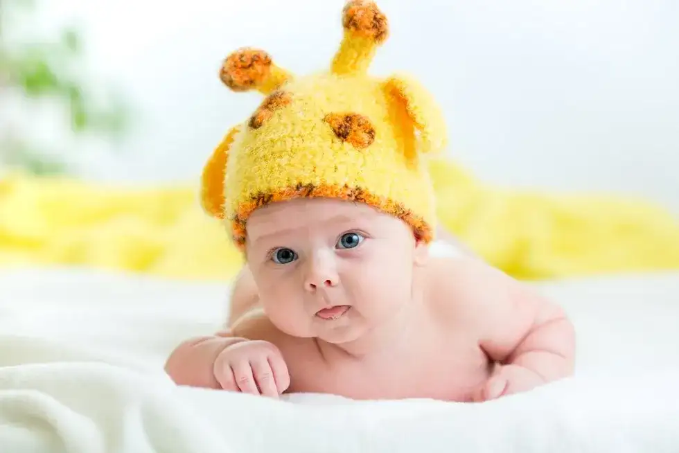 Jak założyć czapkę niemowlakowi? Poradnik bez stresu!