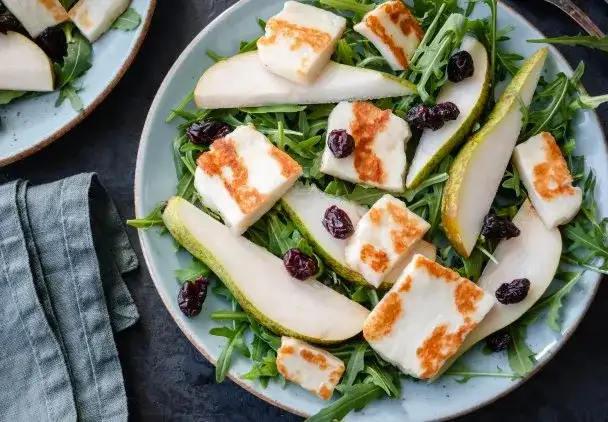 Świeże połączenie smaków – sałatka z halloumi i gruszką, idealna na lato