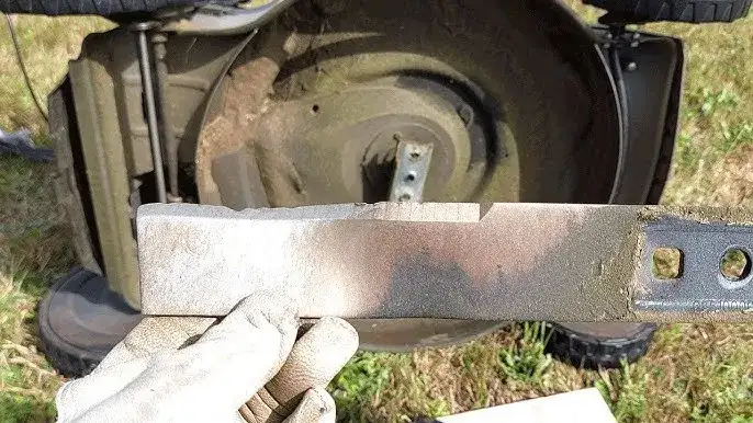 Jak odkręcić nóż w kosiarce i uniknąć niebezpieczeństw podczas pracy