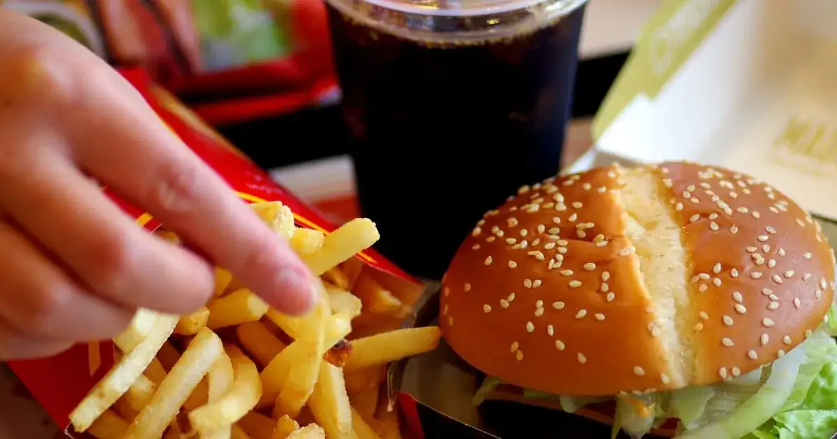 Ile waży burger? Zaskakujące różnice w wagach i kaloriach