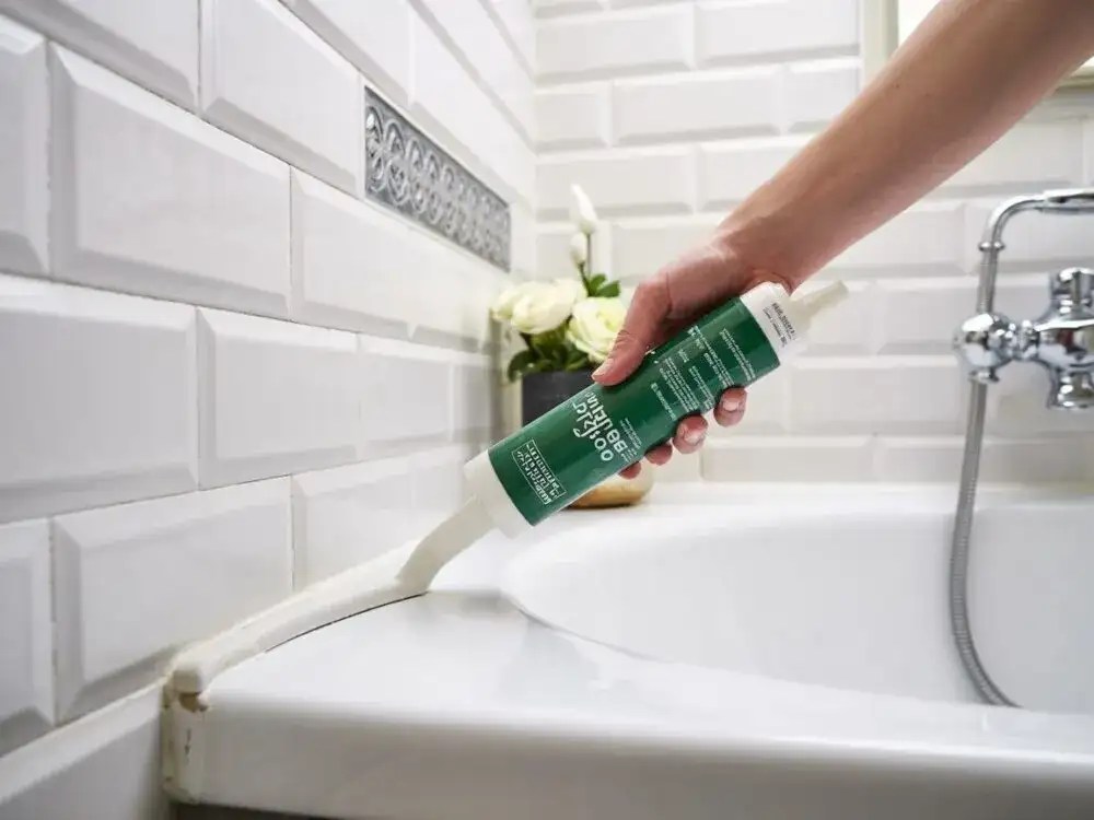 Jak położyć silikon przy wannie, aby uniknąć pleśni i uszkodzeń