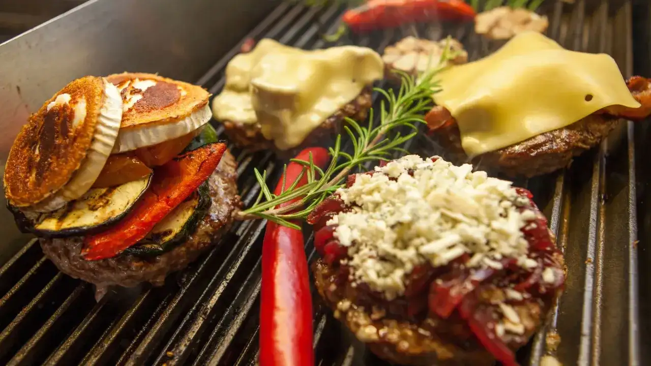 Co dodać do burgera? Pomysły na niezapomniane smaki