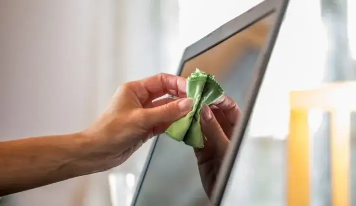 Czym wyczyścić monitor, aby uniknąć zarysowań i uszkodzeń?