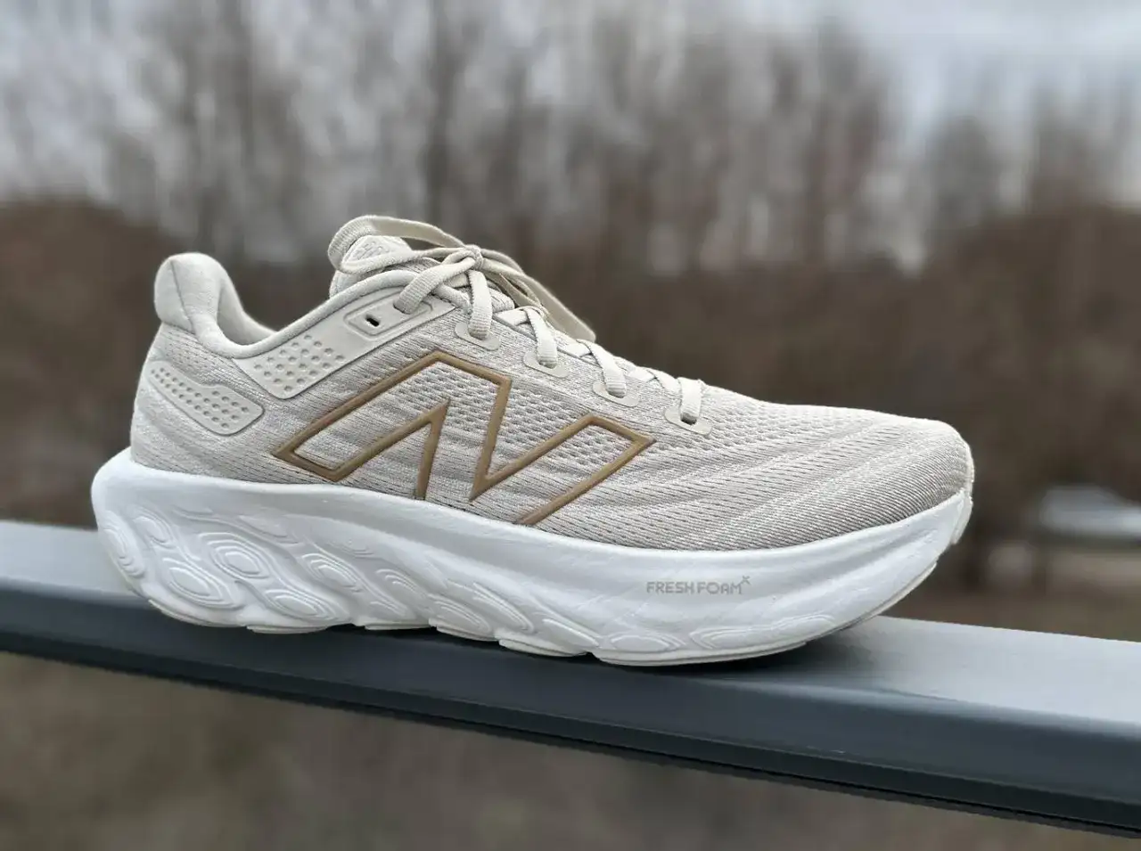 Beżowy but sportowy New Balance z logo "N" i napisem "Fresh Foam". Idealny na treningi, sprawdzi się jako drop do biegania.