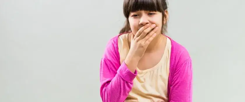 Dziecko wymiotuje żółcią – co robić, aby uniknąć poważnych problemów?