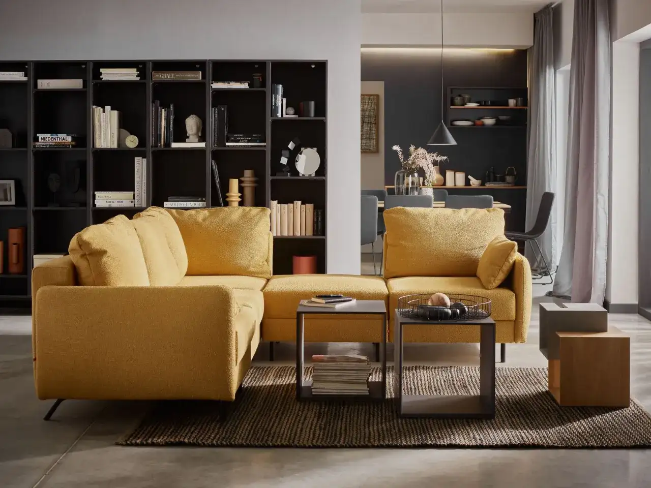 Musztardowa kanapa: jakie dodatki i kolory? Stwórz idealne wnętrze!