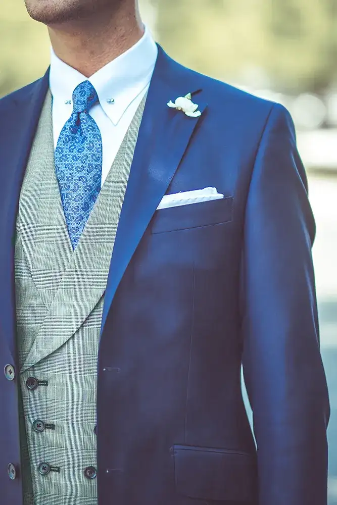 Krawat czy mucha do kamizelki? Porównanie stylów i okazji