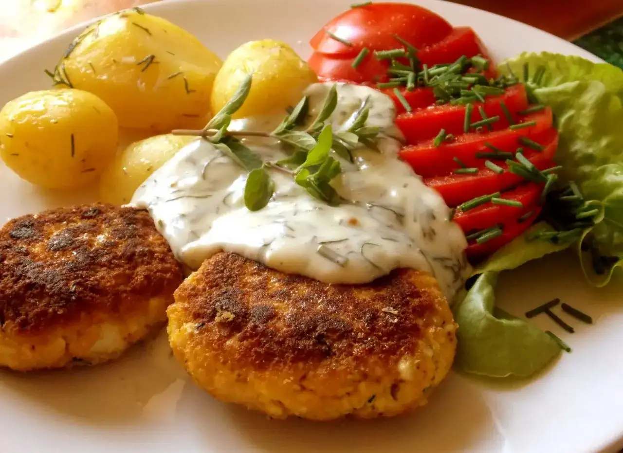 Jaki sos do kotletów z jajek? Oto przepisy, które zachwycą smakiem