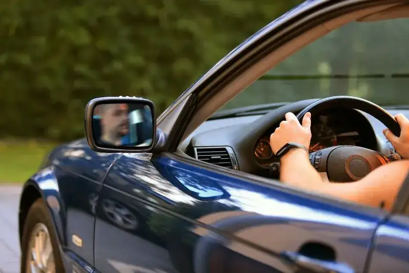 Ile OC dla młodego kierowcy? Zaskakujące koszty i sposoby na oszczędności