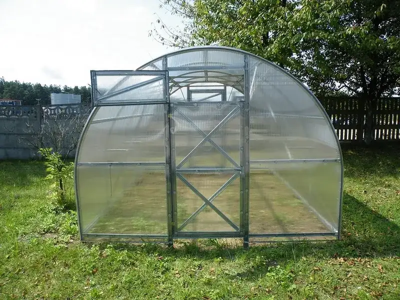 Jaka grubość poliwęglanu na szklarnie zapewni najlepsze efekty?