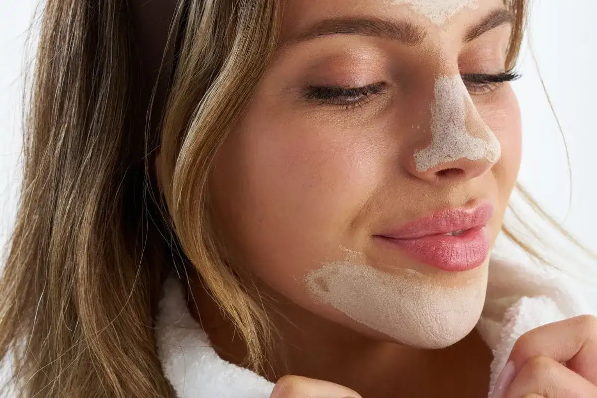 Pryszcze na szyi: Hormony, nawyki, dieta. Jak odzyskać gładką skórę?