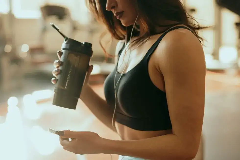Białko przed czy po treningu? Obalamy mity i dajemy werdykt!