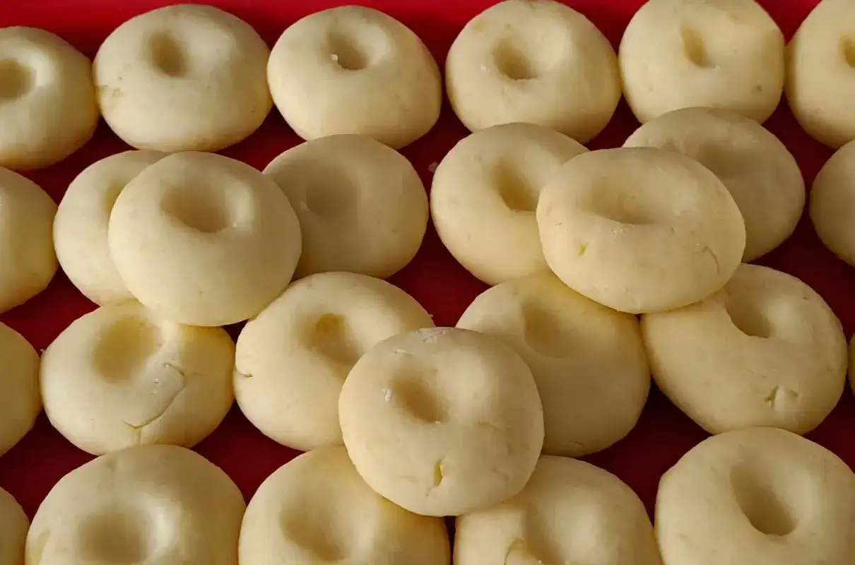 Ułożone rzędami jasne, okrągłe kluski śląskie z charakterystycznym wgłębieniem.