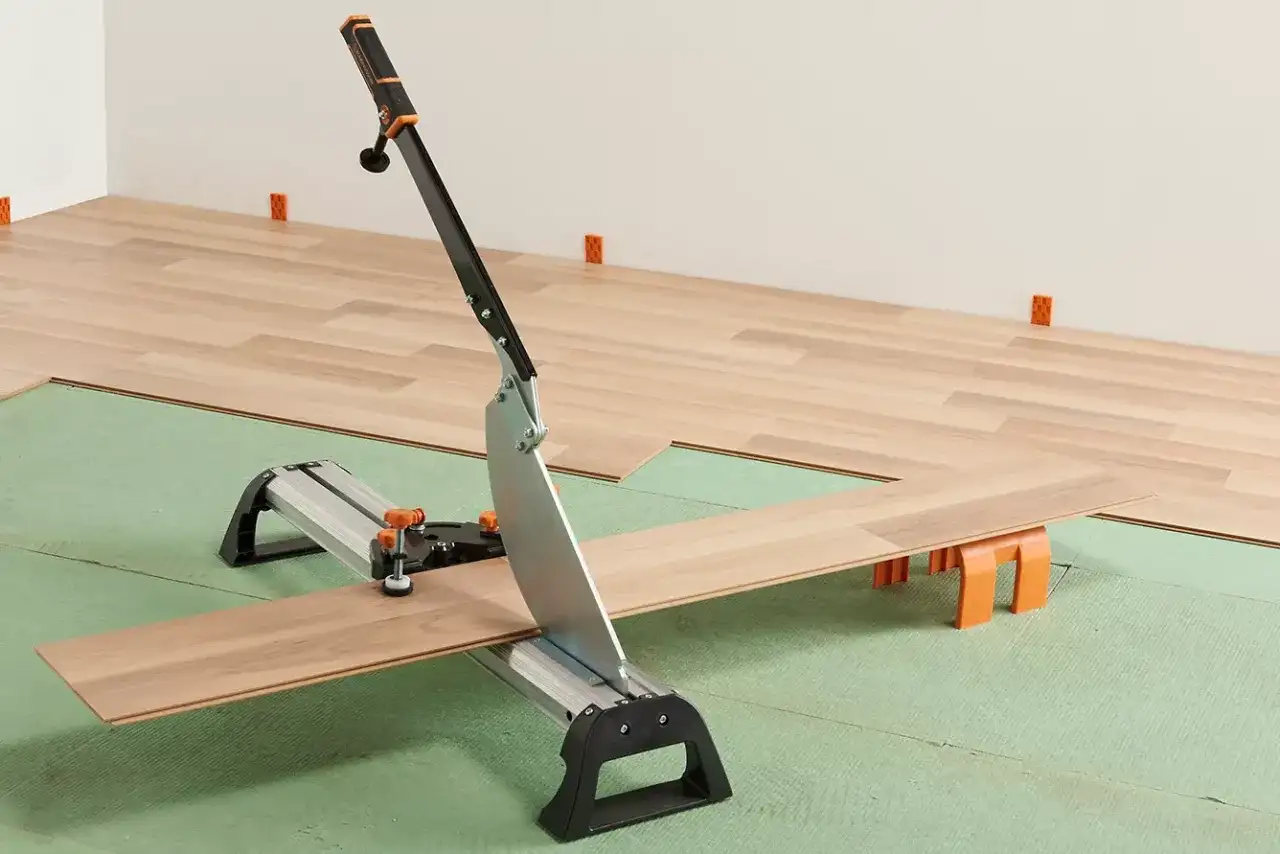 Przycinanie paneli podłogowych za pomocą gilotyny. Zobacz, jak układać panele kierunek, by stworzyć idealną podłogę.