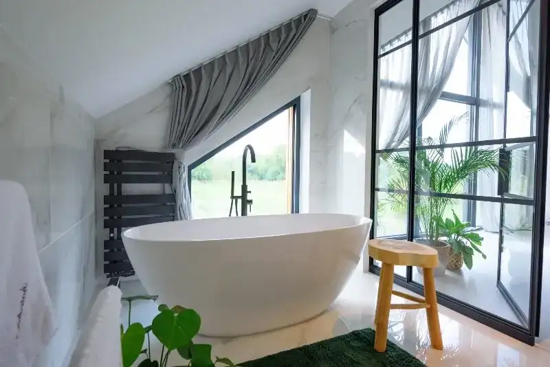 Jak wybrać najlepsze okna do łazienki: praktyczny poradnik 2024-2025