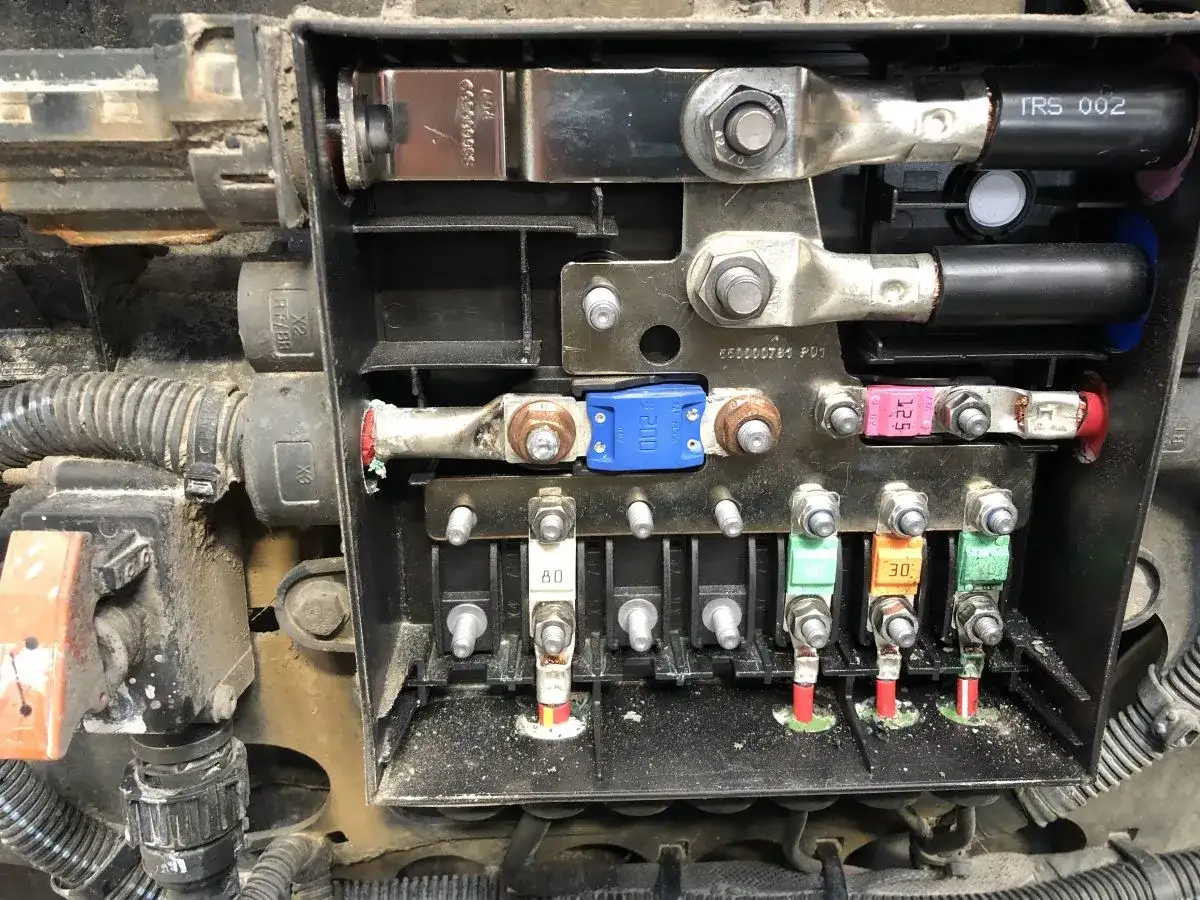 Gdzie jest wyłącznik prądu w Mercedesie Actros MP4? Oto odpowiedzi