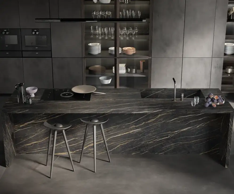 Kuchnia bez płytek: 7 alternatyw na ścianę. Wybierz idealną!