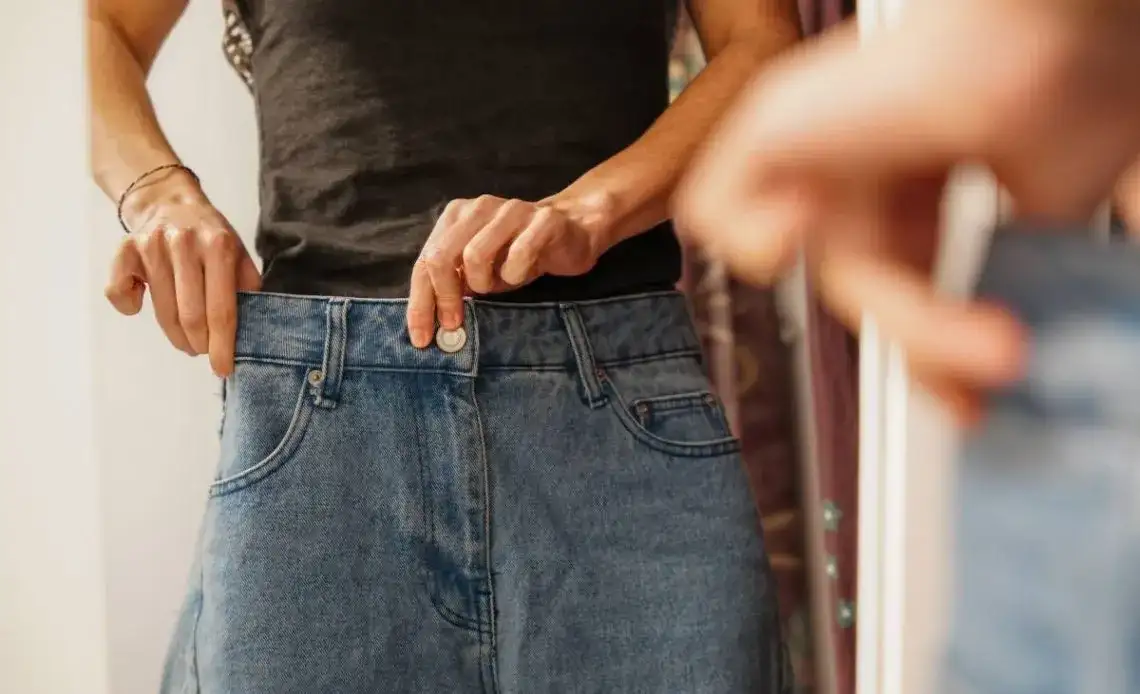 Jak zwęzić spodnie krok po kroku? Poradnik DIY