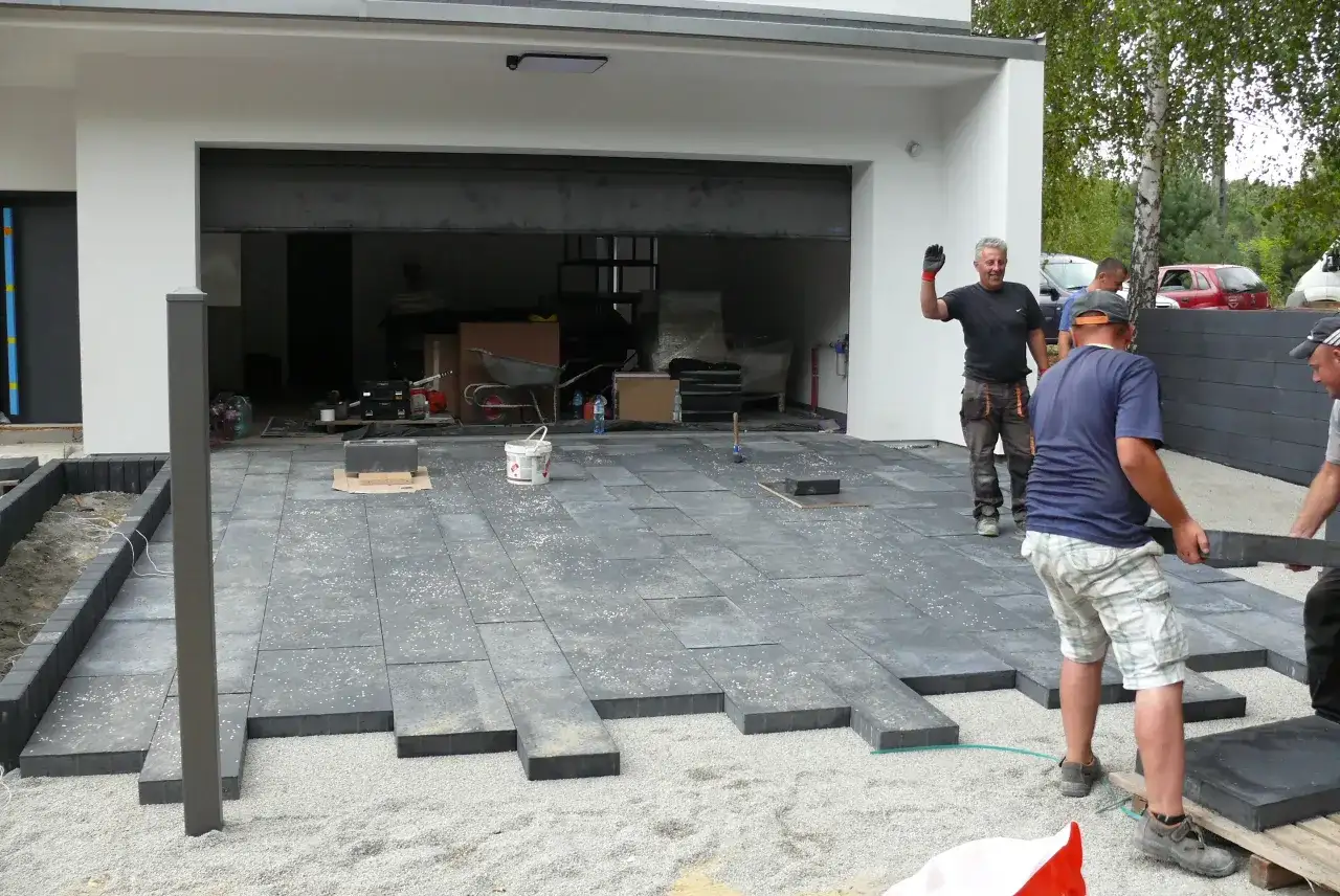 Co zamiast kostki brukowej na podjazd? Tanie i trwałe alternatywy