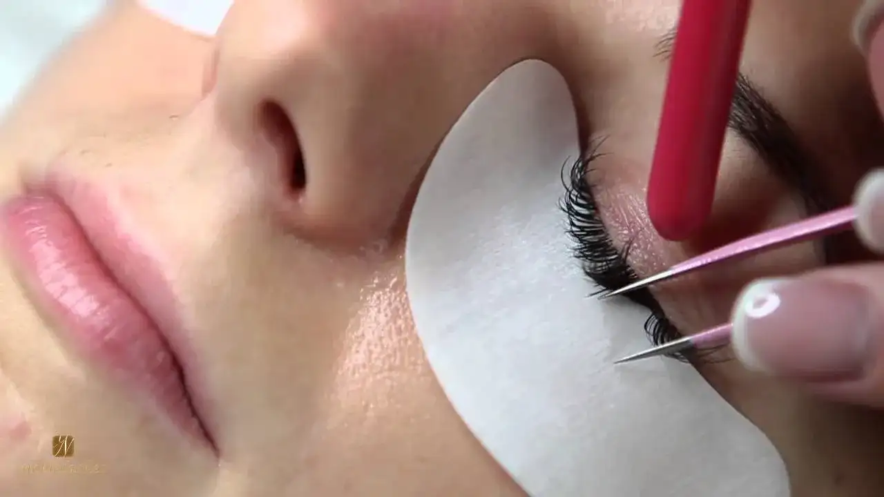 Jak przykleić rzęsy? Opanuj perfekcyjną aplikację krok po kroku!