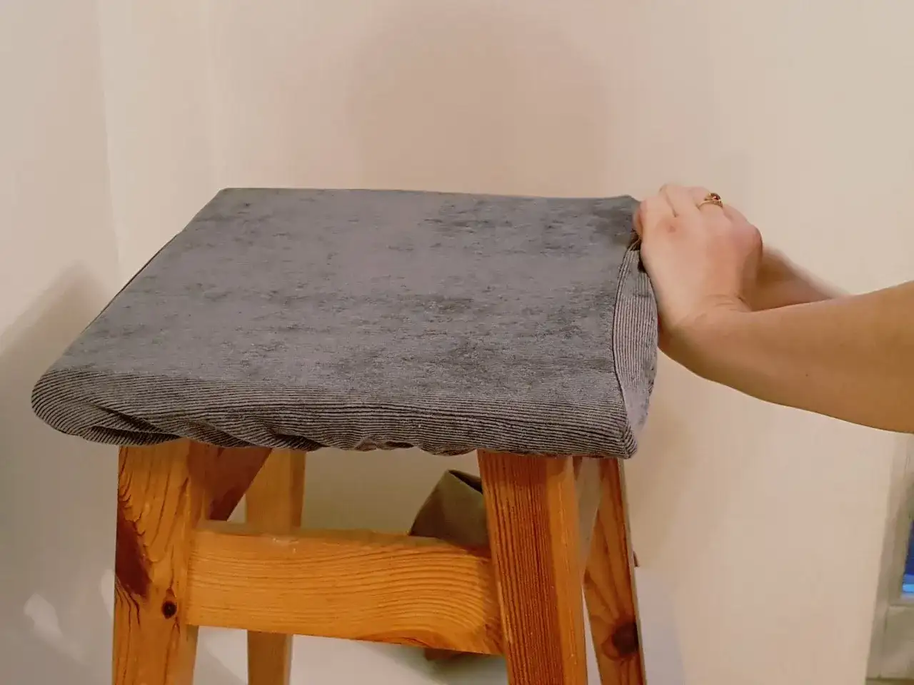 Jak uszyć pokrowiec na taboret - proste kroki i przydatne wskazówki