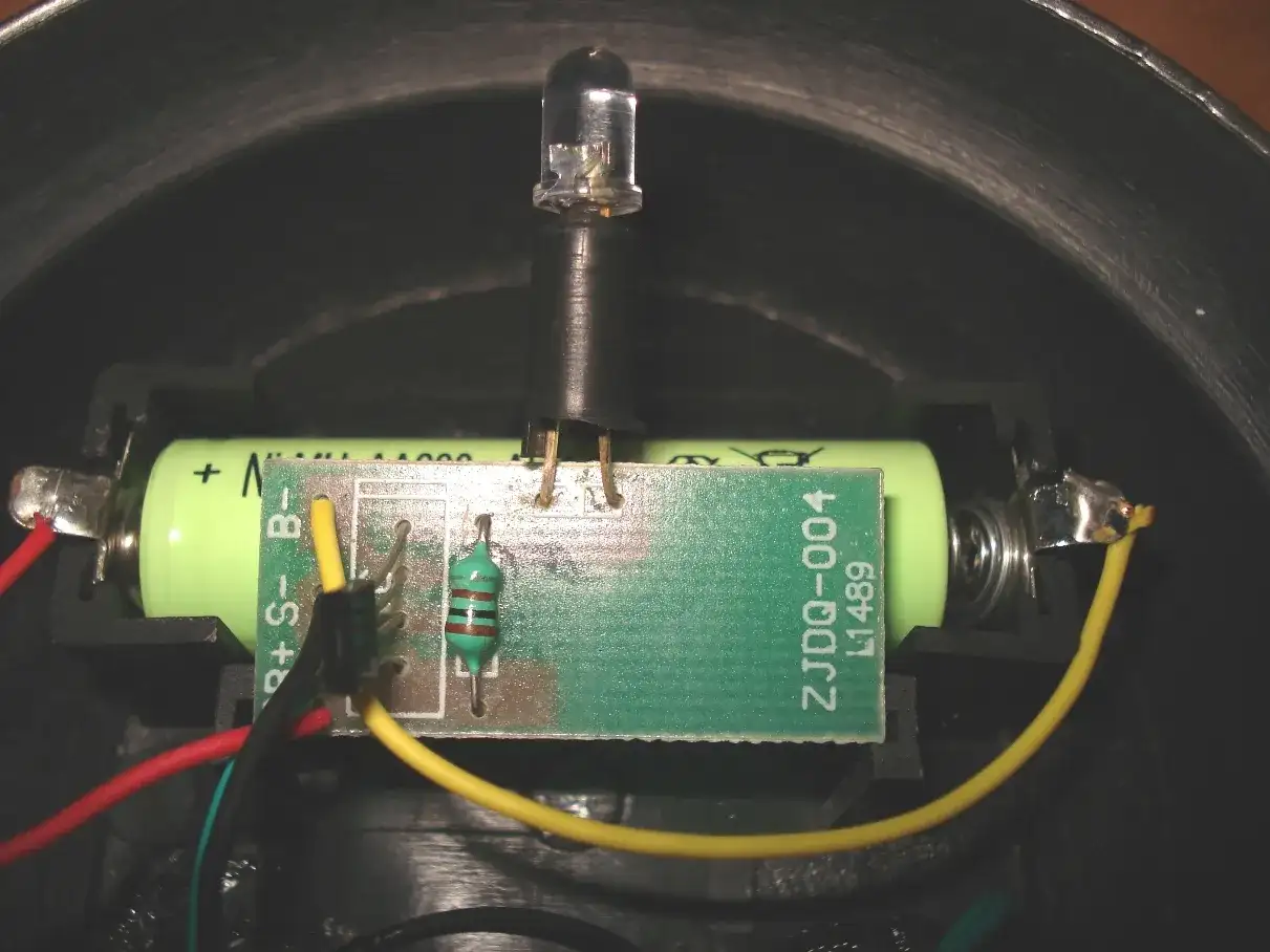 Wnętrze lampy solarnej: bateria, płytka drukowana z rezystorem i diodą LED. Lampa solarna nie działa, czujnik zmierzchu uszkodzony.