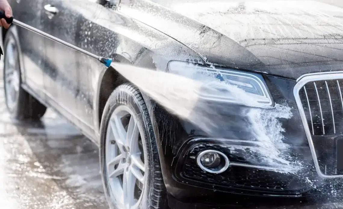 Jak myć samochód? Lśniący lakier bez rys i zacieków! Poradnik.